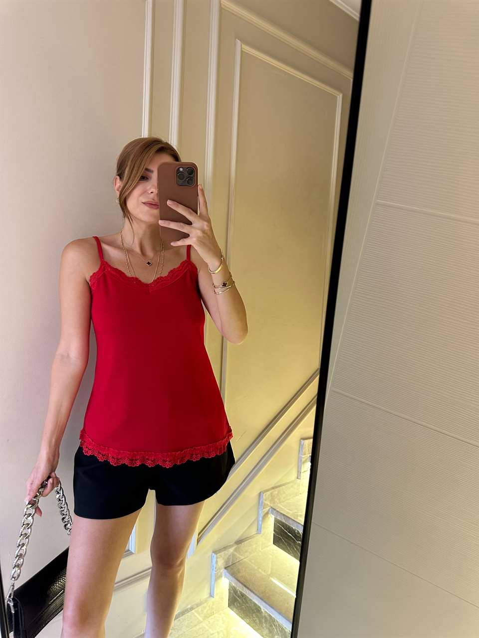 Kırmızı Dantelli Asimetrik Askılı Bluz