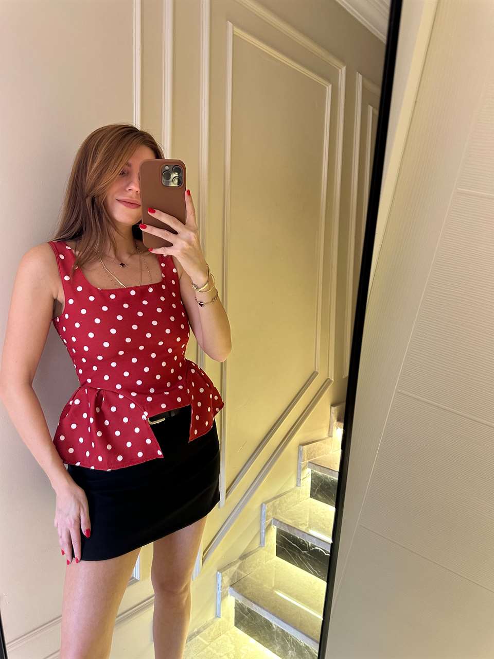 Kırmızı Puantiyeli Kare Yaka Volanlı Bluz