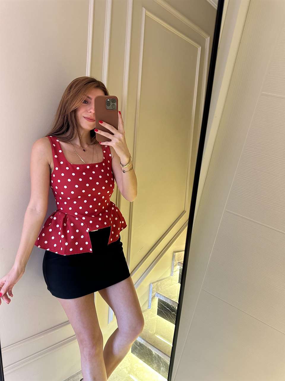 Kırmızı Puantiyeli Kare Yaka Volanlı Bluz