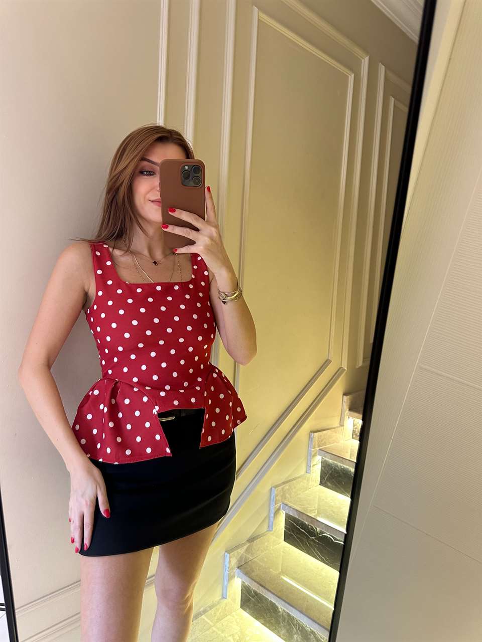 Kırmızı Puantiyeli Kare Yaka Volanlı Bluz