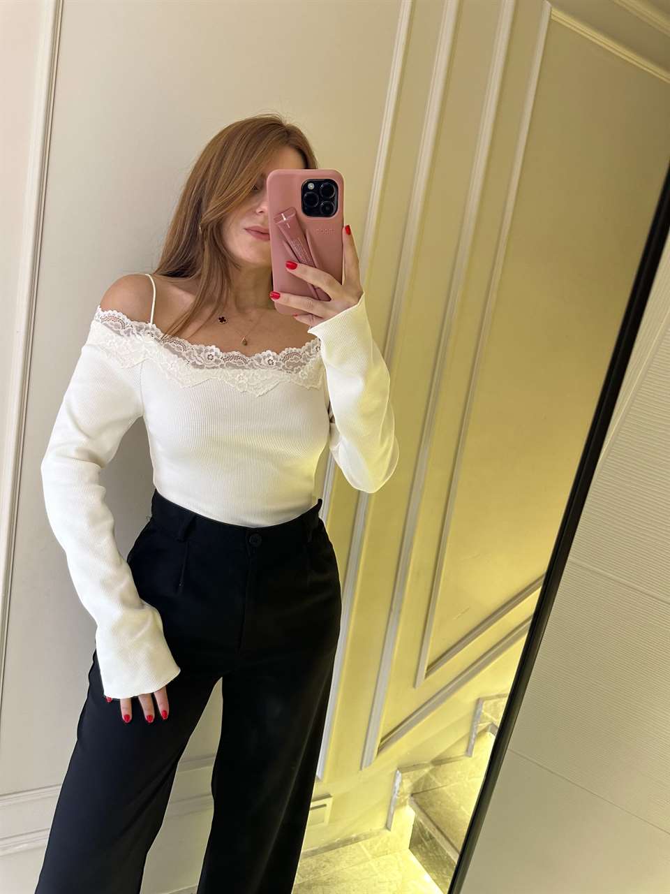 Beyaz Askılı Dantel Detay Madonna Yaka Bluz