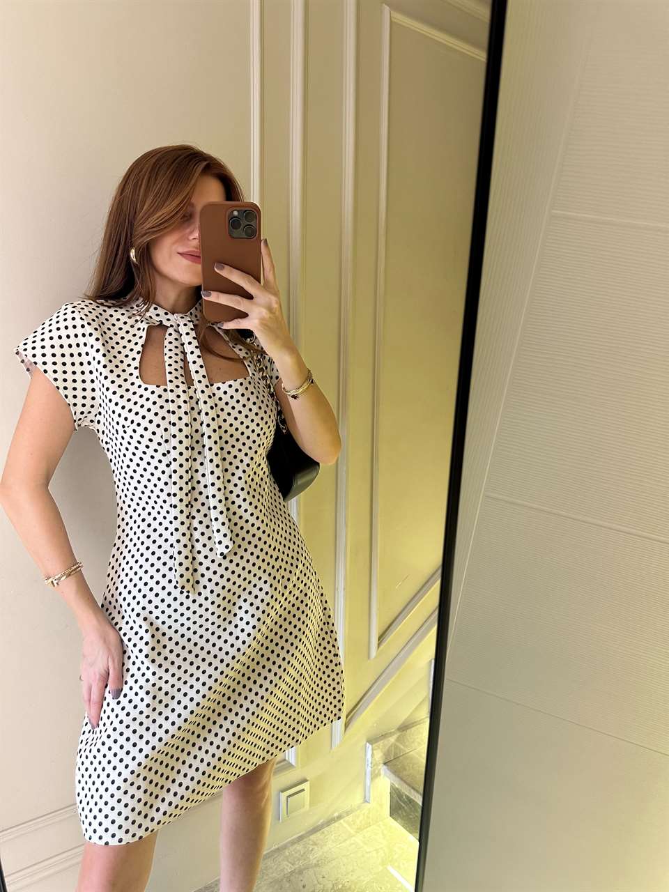 Krem Boyun Fular Detay Puantiyeli Elbise