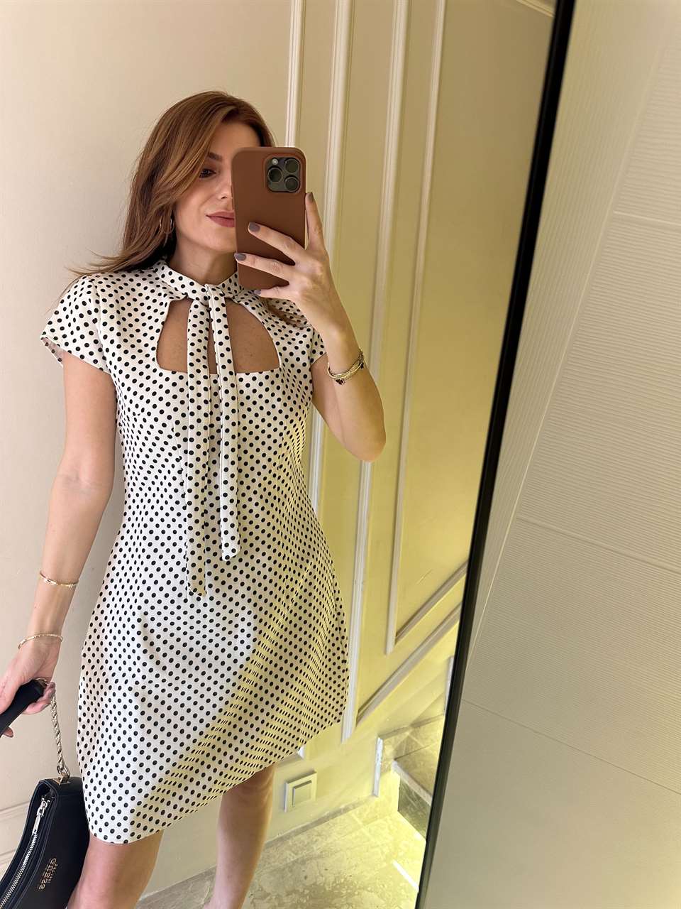Krem Boyun Fular Detay Puantiyeli Elbise