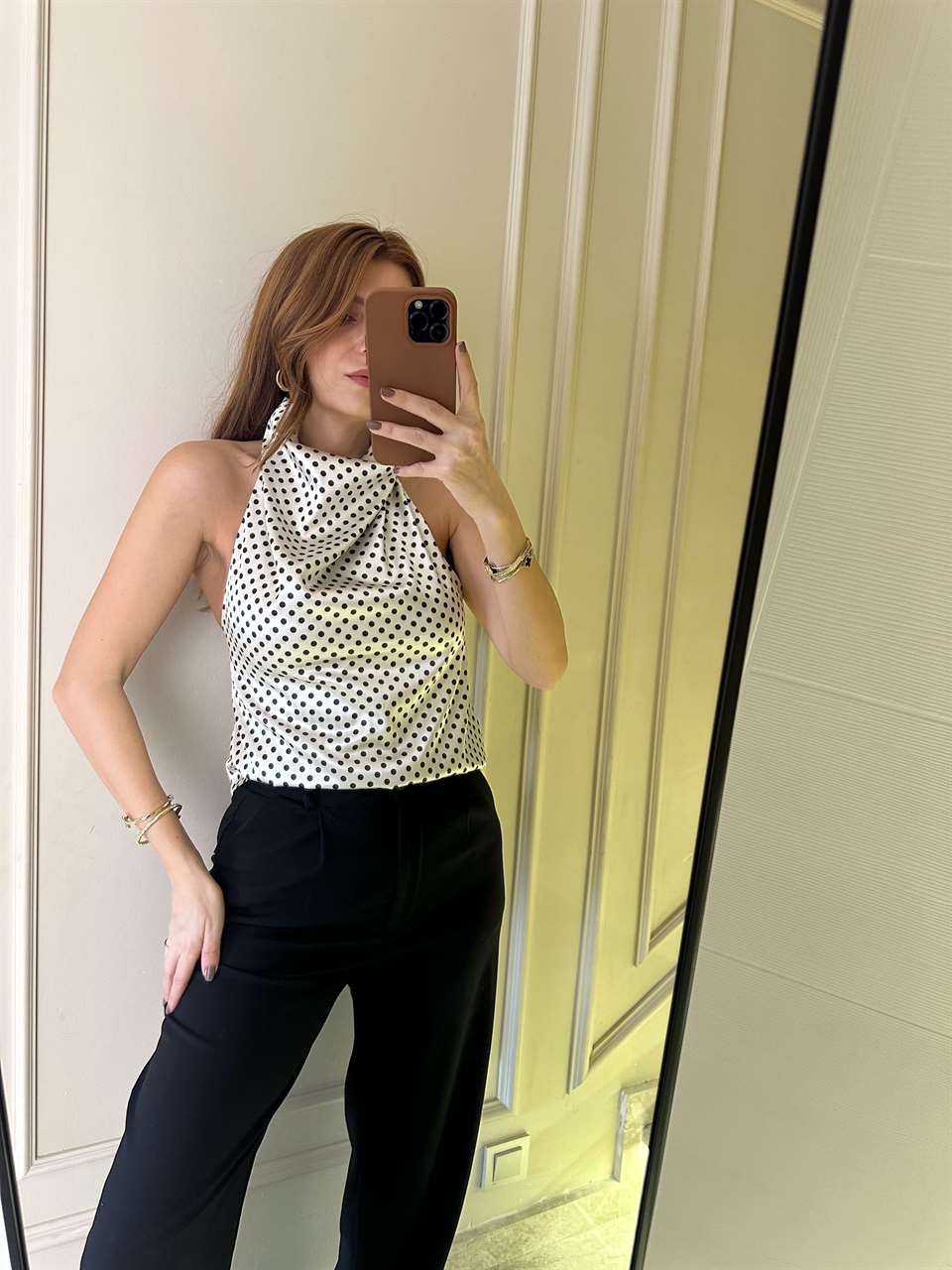 Krem Boyundan Düğmeli Puantiye Bluz