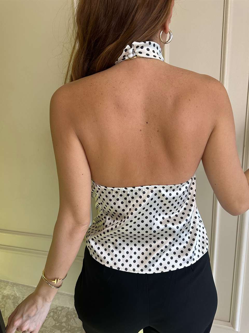 Krem Boyundan Düğmeli Puantiye Bluz