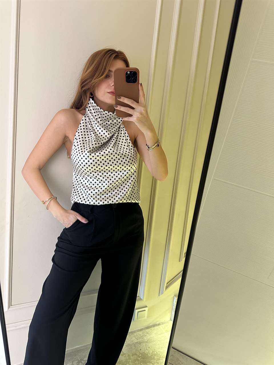 Krem Boyundan Düğmeli Puantiye Bluz