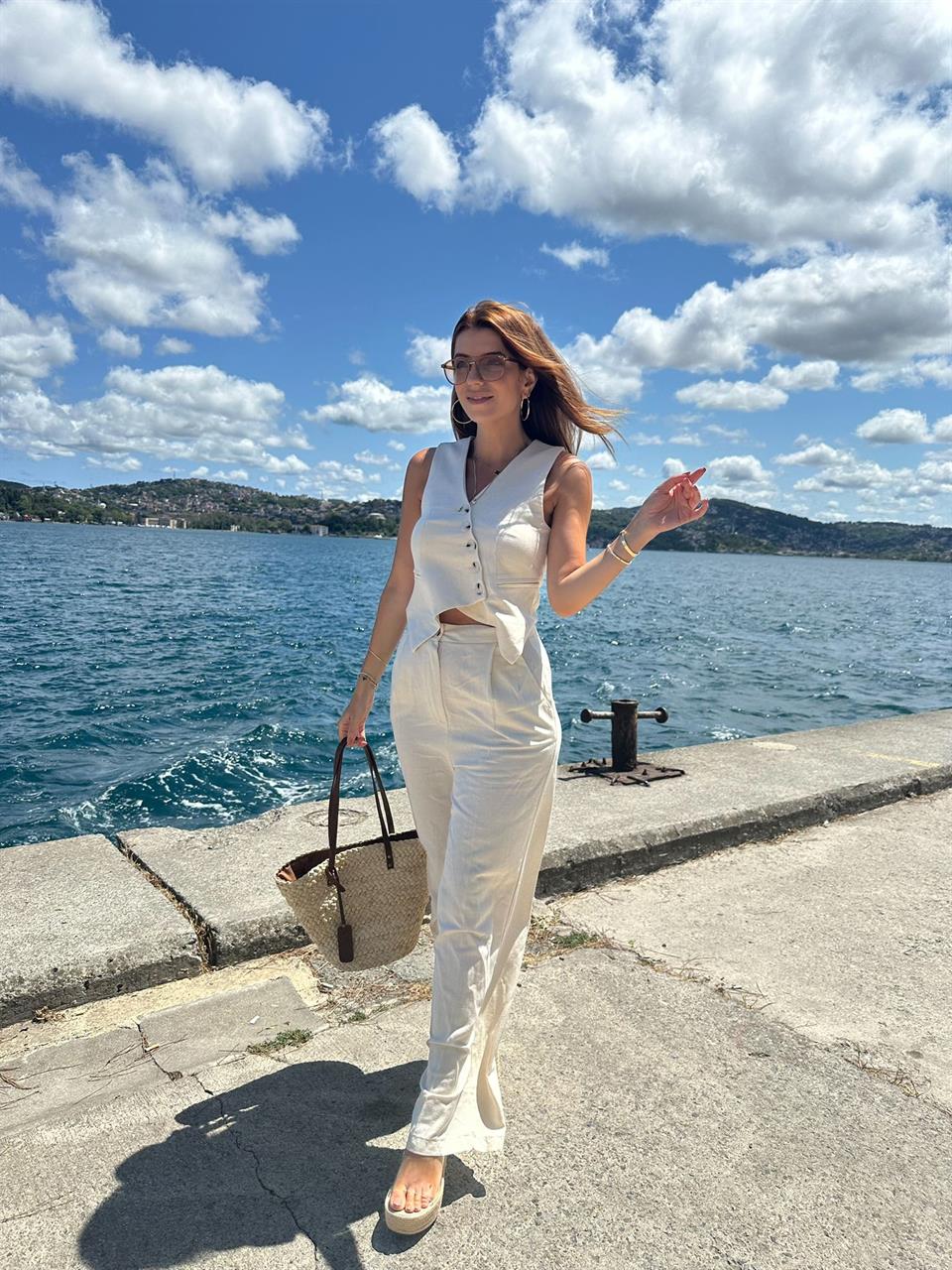 Krem Çapraz Düğmeli Yelekli Takım