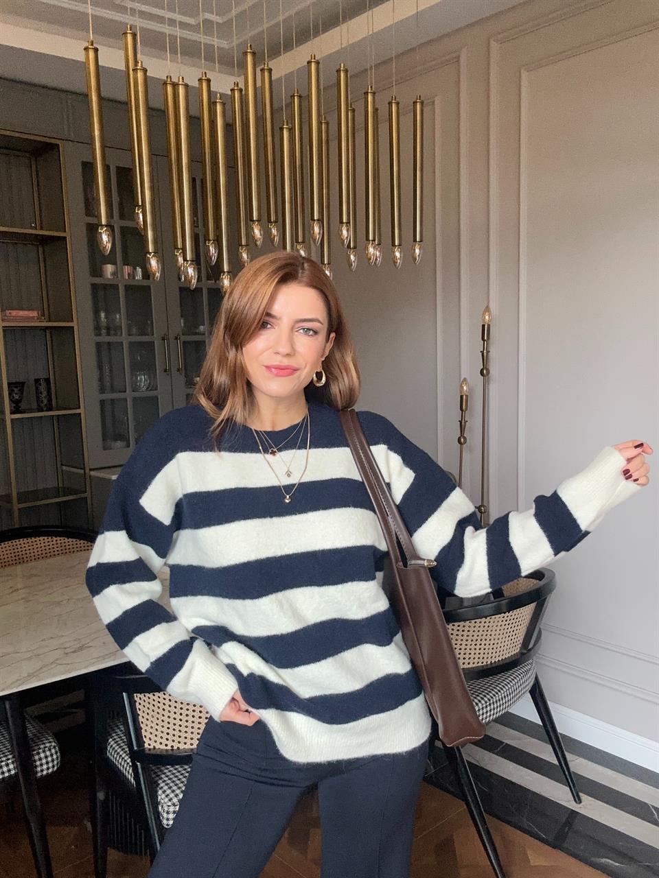 Lacivert Çizgili Salaş Yumoş Triko Kazak