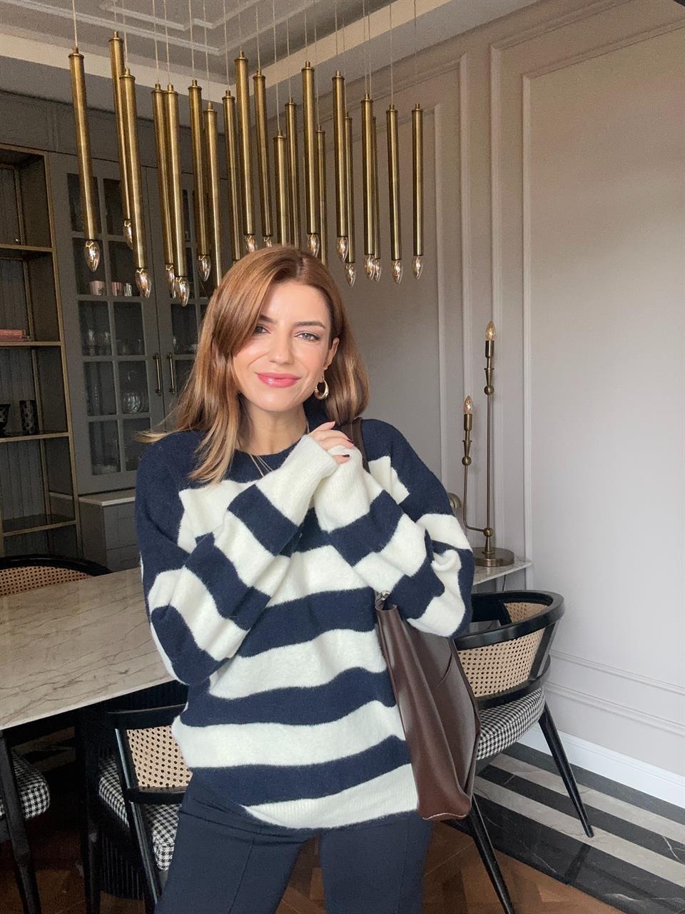 Lacivert Çizgili Salaş Yumoş Triko Kazak