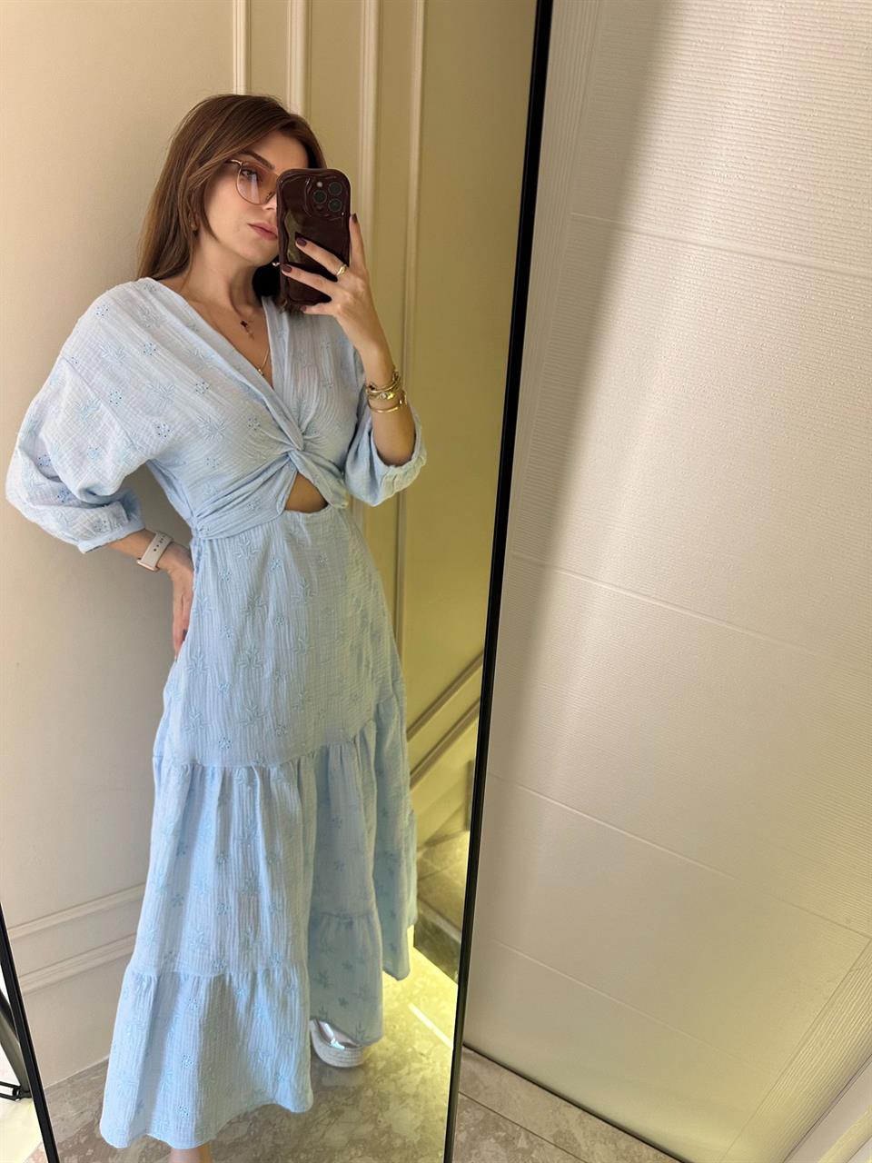 Mavi Nakışlı Müslin Kumaş Elbise