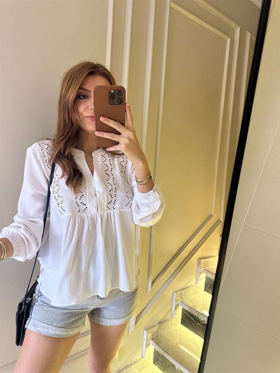 Ön Güpür Detay Düğmeli Bluz