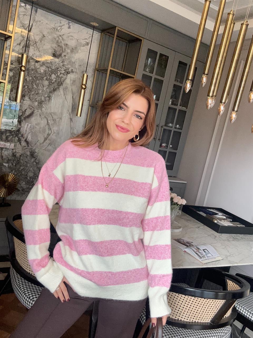 Pembe Çizgili Salaş Yumoş Triko Kazak