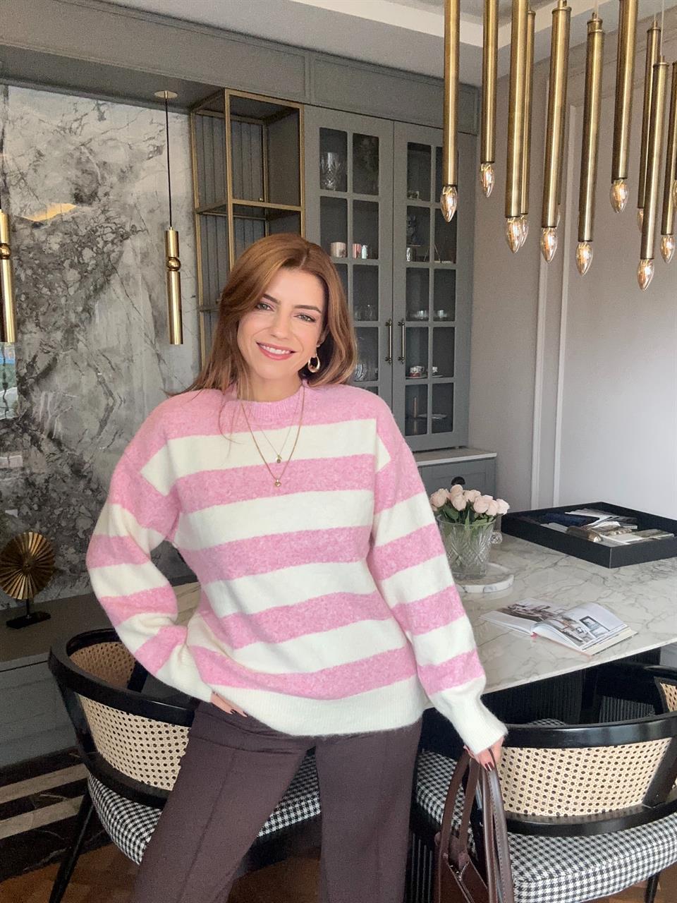 Pembe Çizgili Salaş Yumoş Triko Kazak