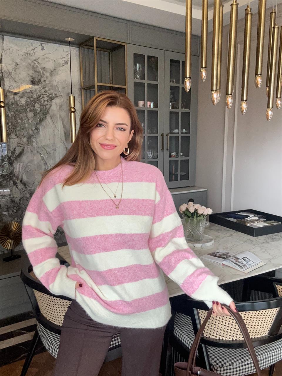 Pembe Çizgili Salaş Yumoş Triko Kazak