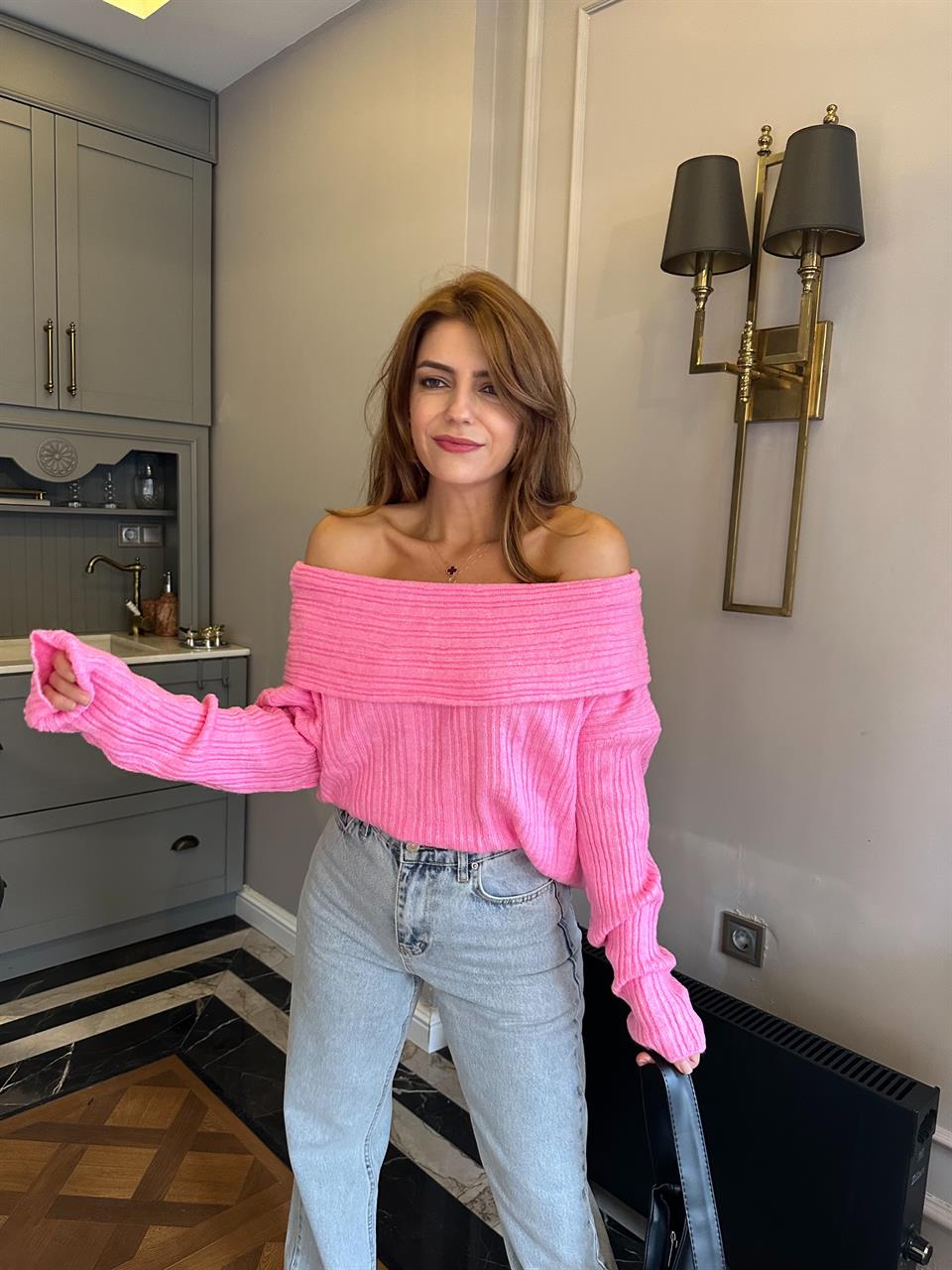 Pembe Madonna Yaka Şardonlu Triko Kazak