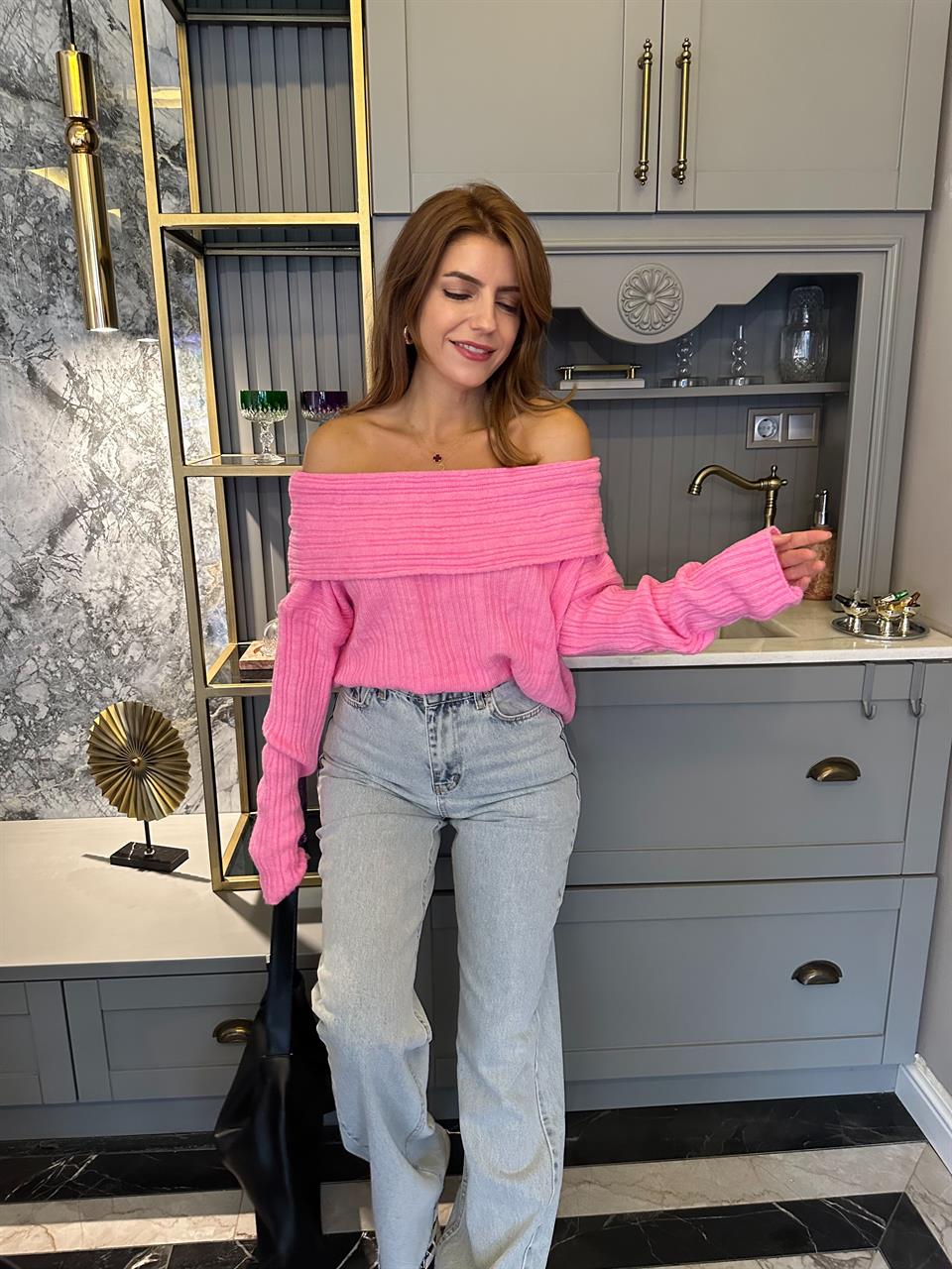 Pembe Madonna Yaka Şardonlu Triko Kazak