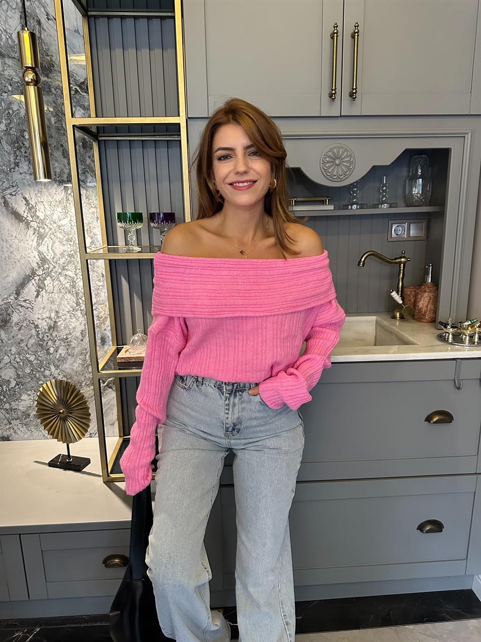 Pembe Madonna Yaka Şardonlu Triko Kazak