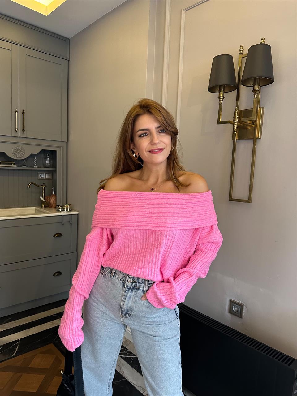 Pembe Madonna Yaka Şardonlu Triko Kazak