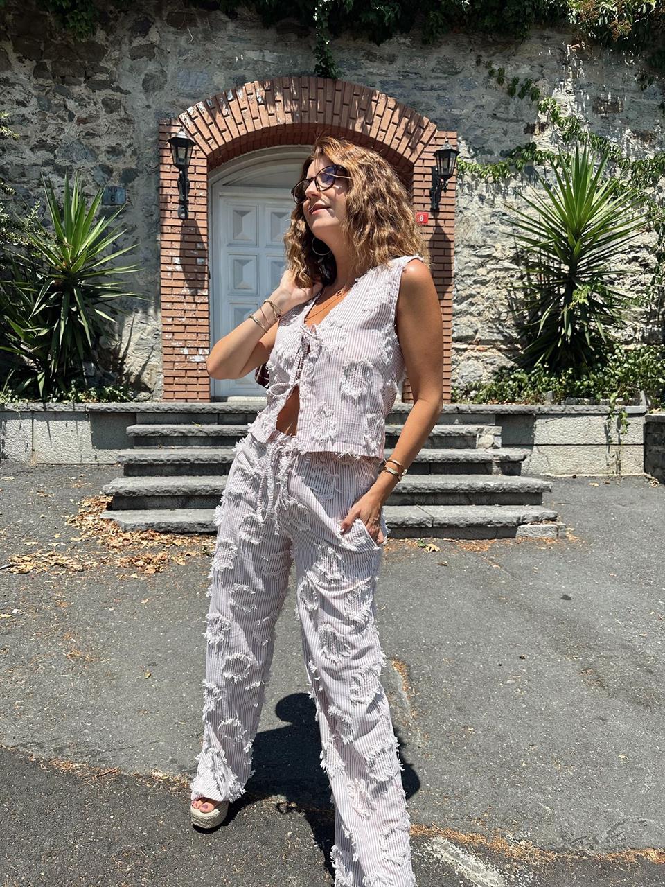 Pembe Püskül Detay Çizgili Keten Takım