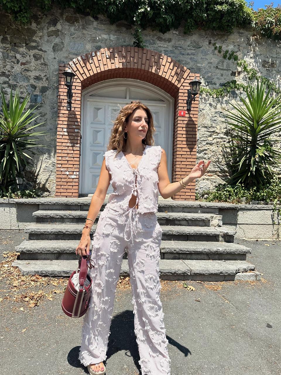 Pembe Püskül Detay Çizgili Keten Takım