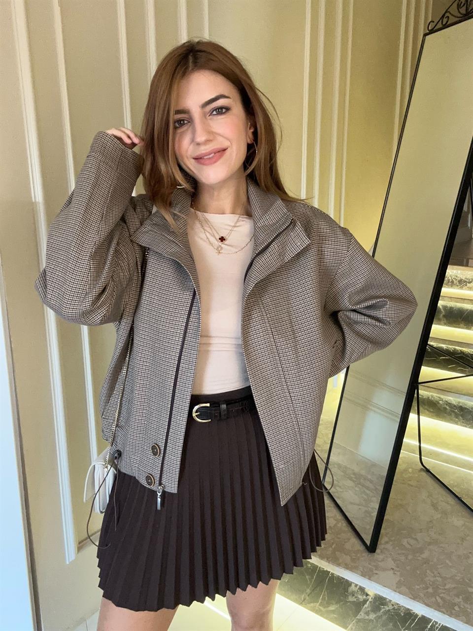 Piti Kare Bel Lastik Detay Ceket