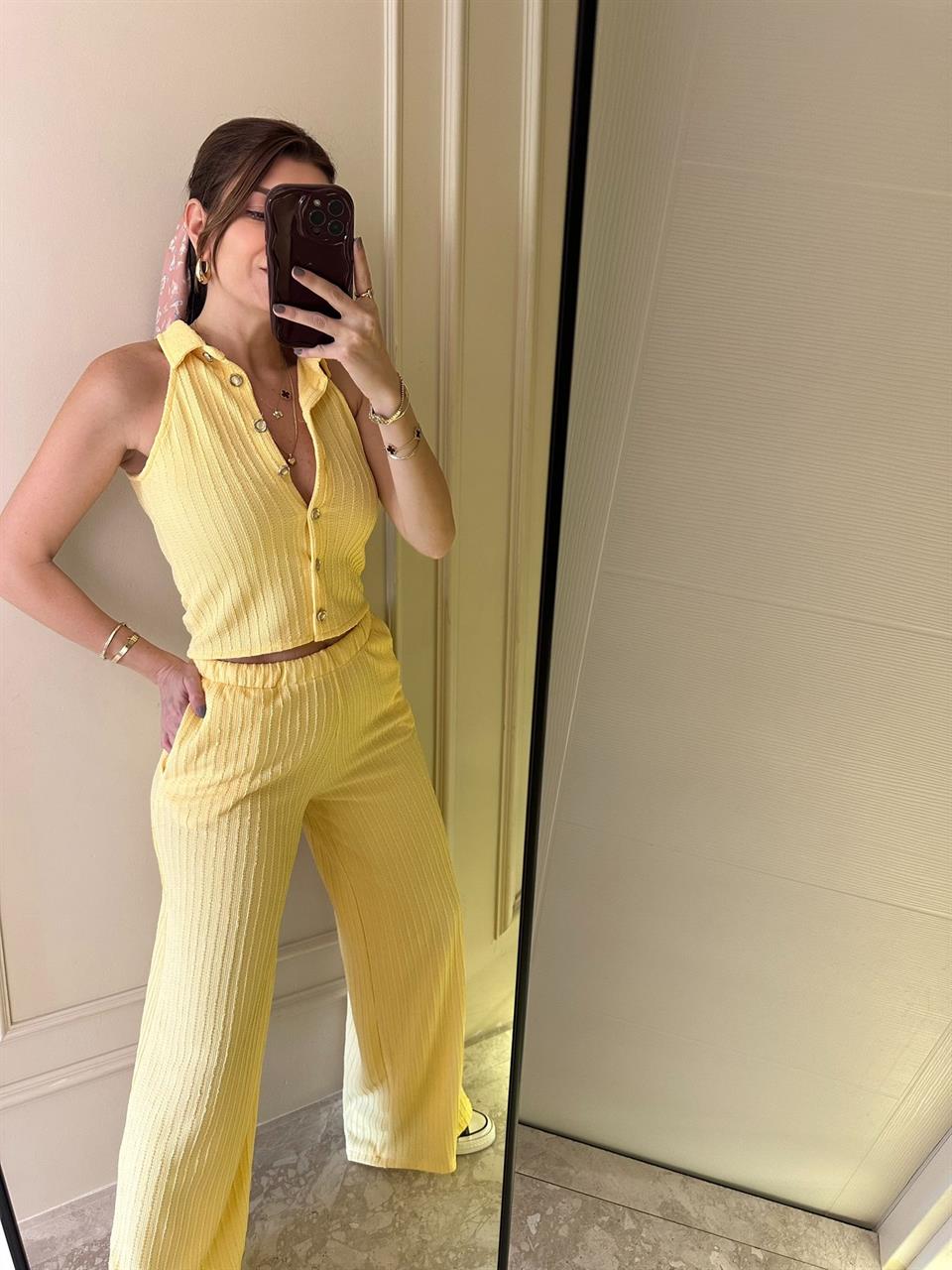 Sarı Gofre Kumaş Kolsuz Düğmeli Takım