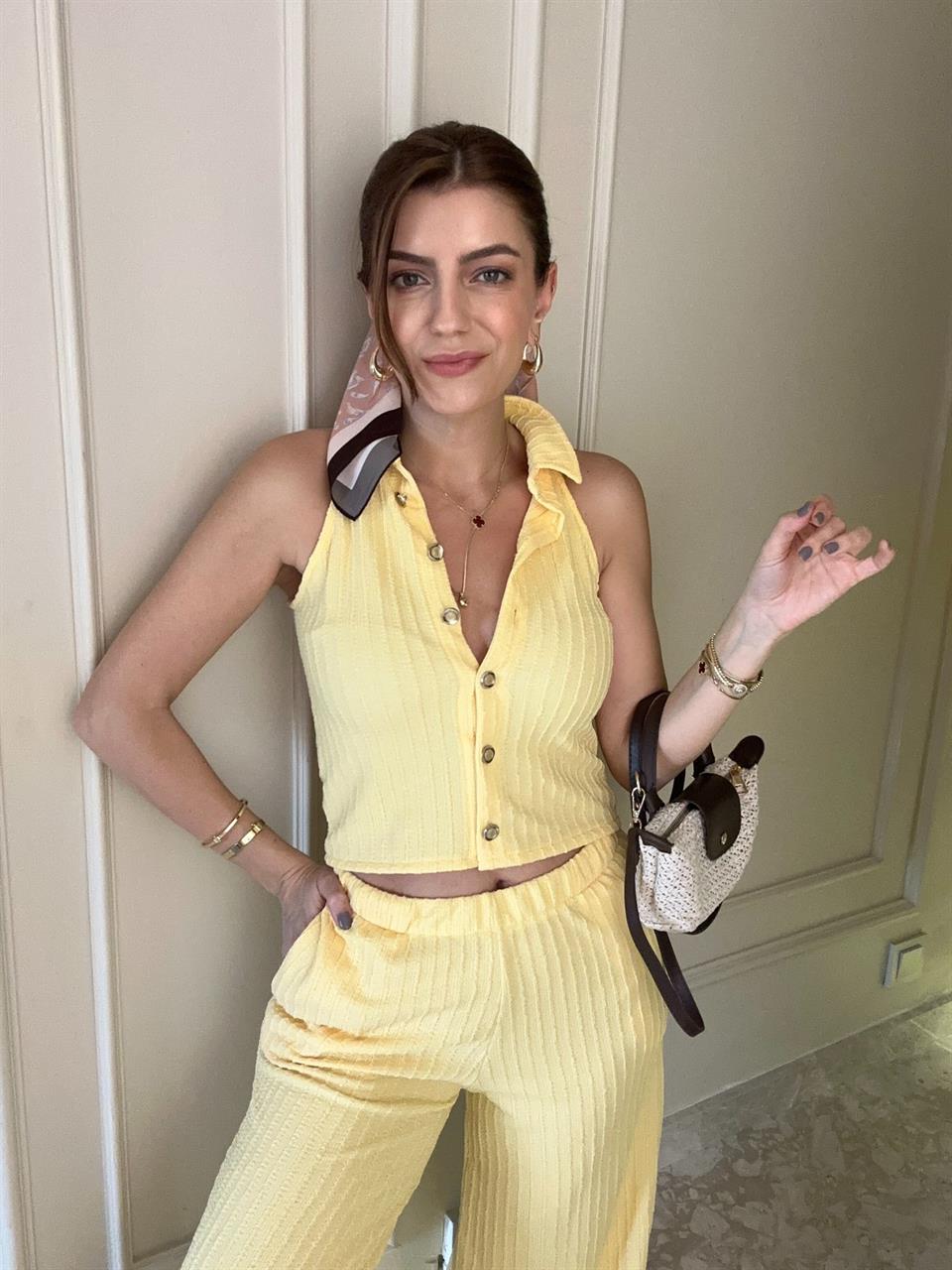 Sarı Gofre Kumaş Kolsuz Düğmeli Takım