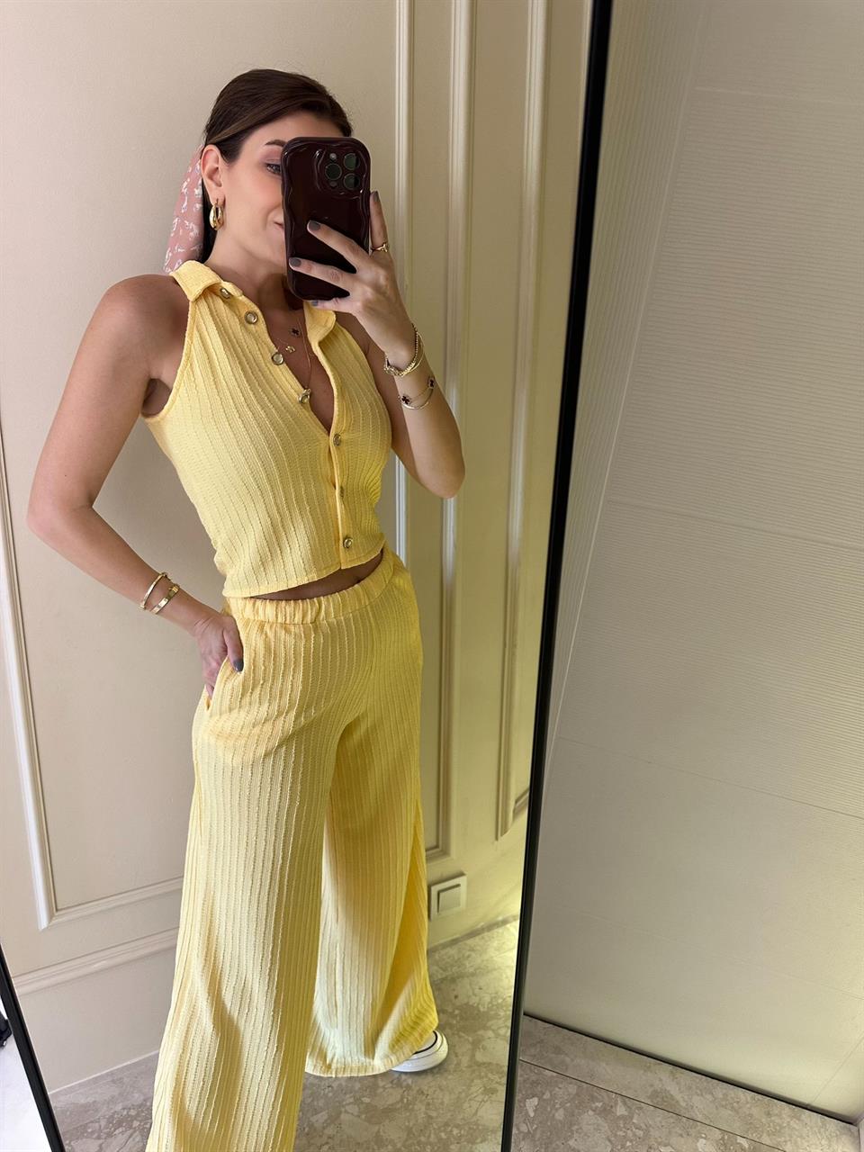 Sarı Gofre Kumaş Kolsuz Düğmeli Takım