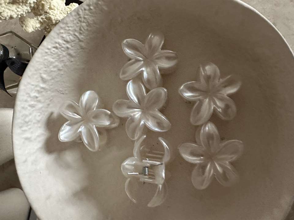 Sedefli Beyaz Küçük Lotus Toka