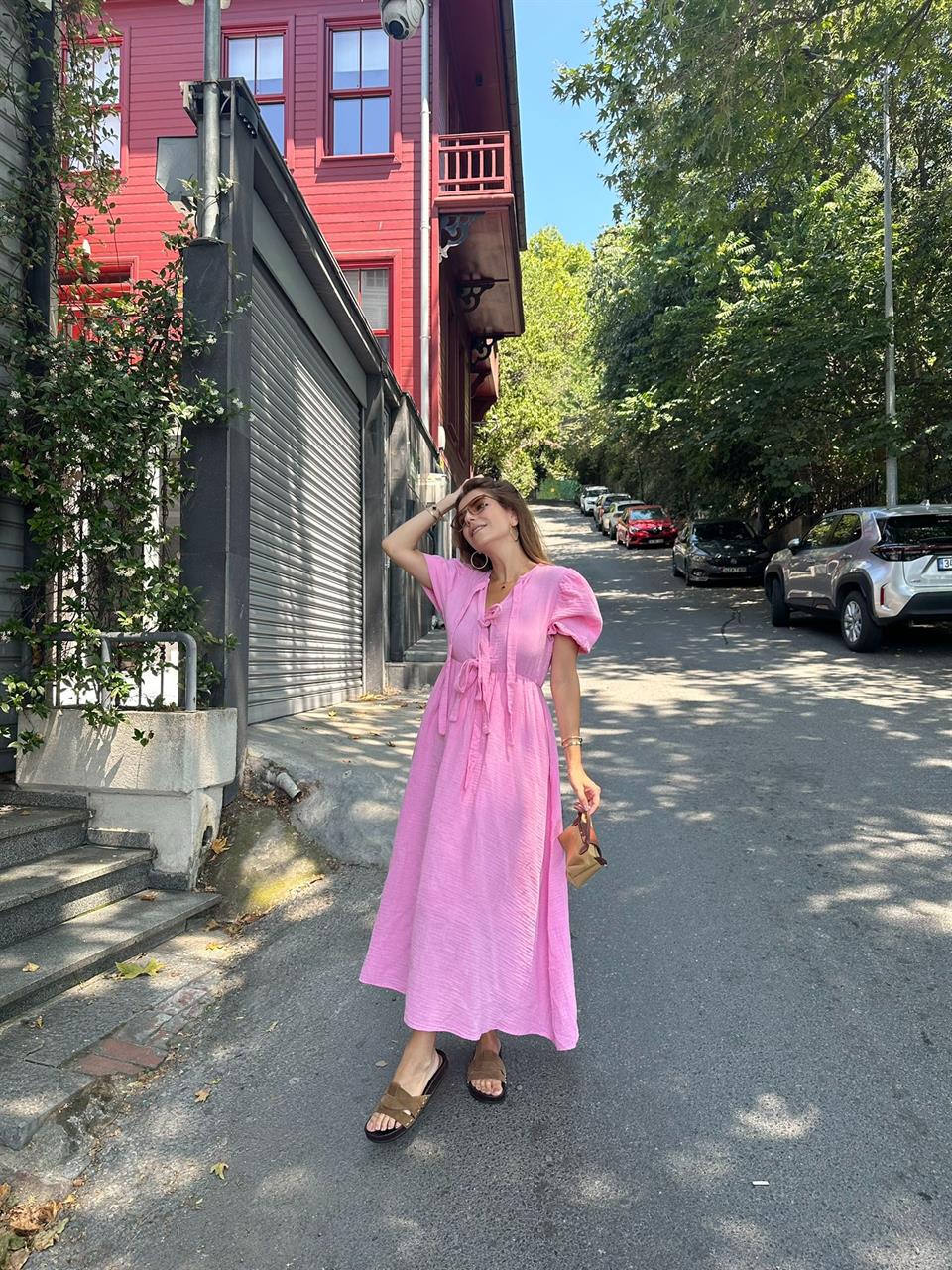 Şeker Pembe Yaka Bağlamalı Müslin Kumaş Astarlı Elbise