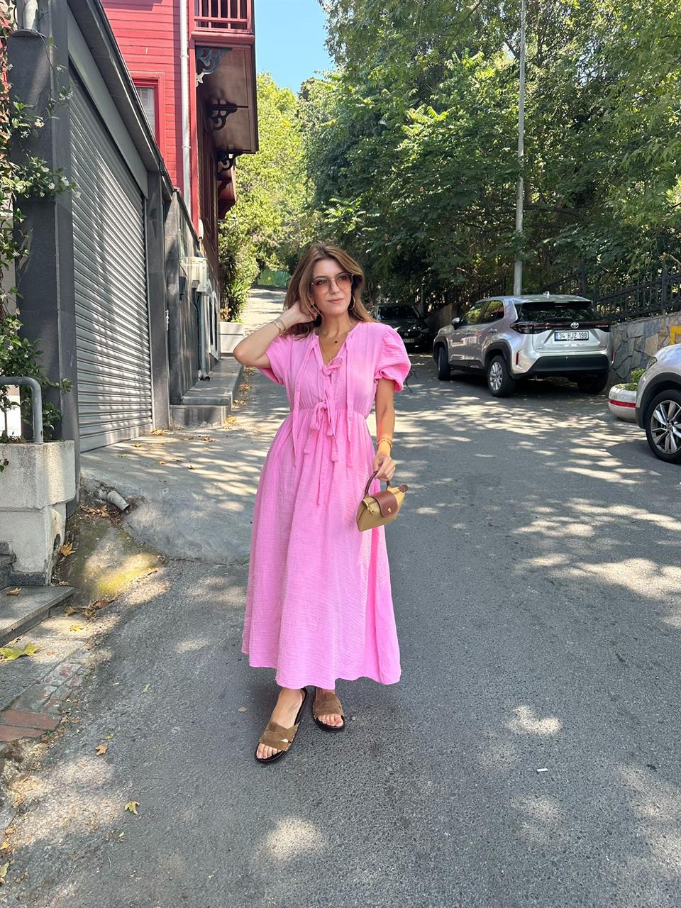 Şeker Pembe Yaka Bağlamalı Müslin Kumaş Astarlı Elbise