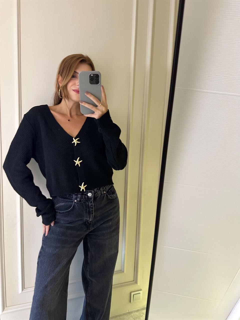 Siyah Aksesuarlı Mevsimlik Triko Hırka