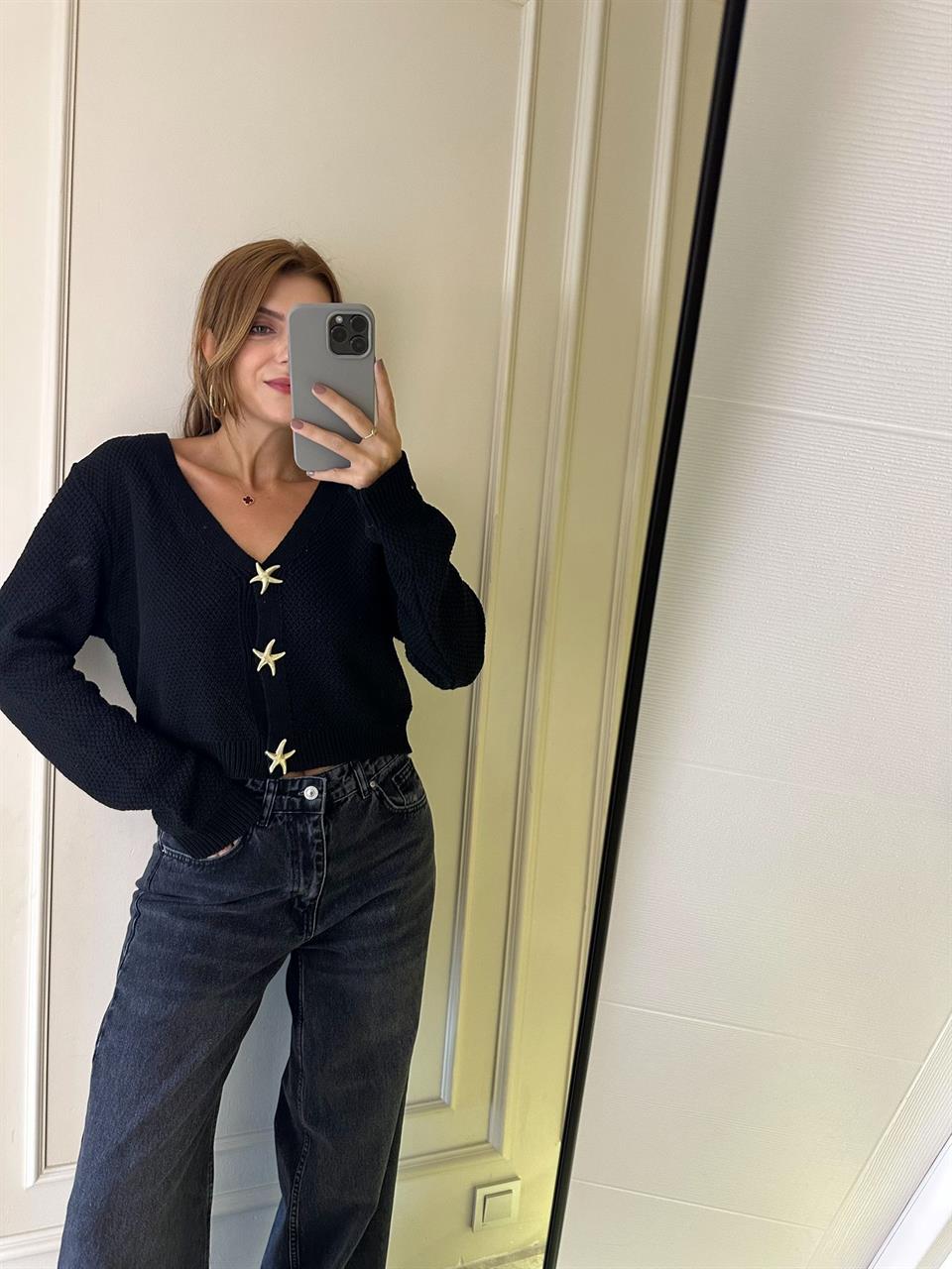 Siyah Aksesuarlı Mevsimlik Triko Hırka