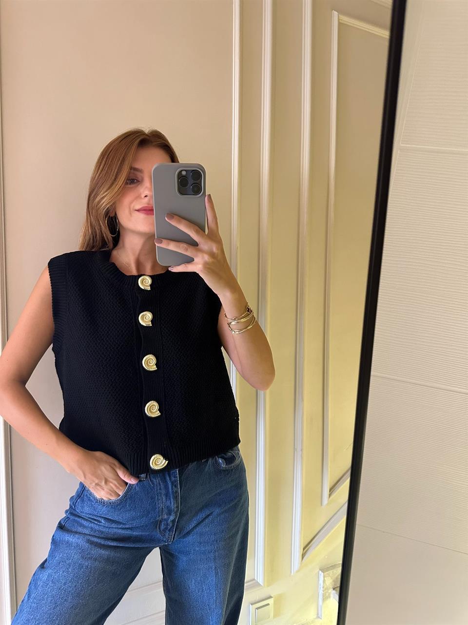 Siyah Aksesuarlı Triko Yelek