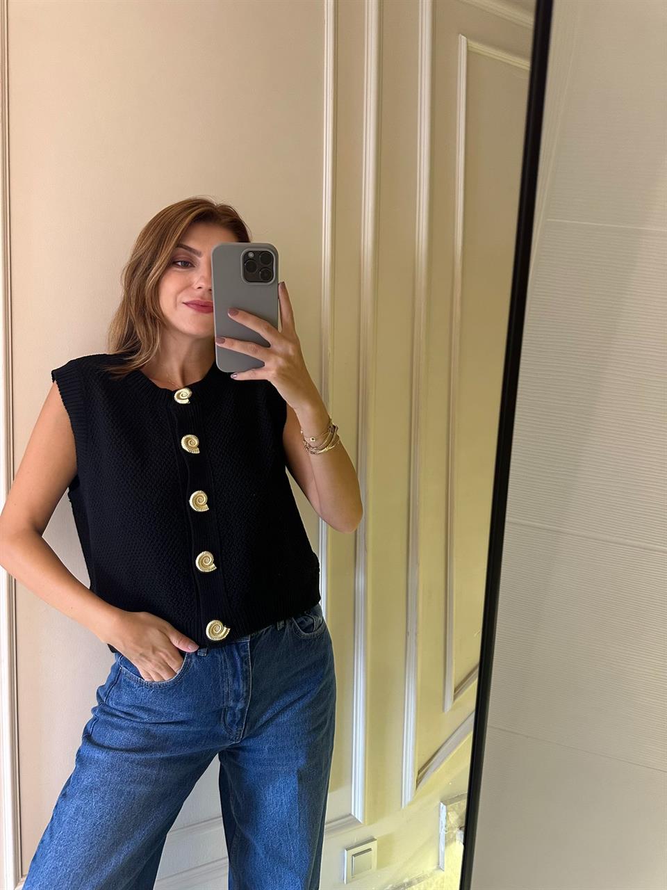 Siyah Aksesuarlı Triko Yelek