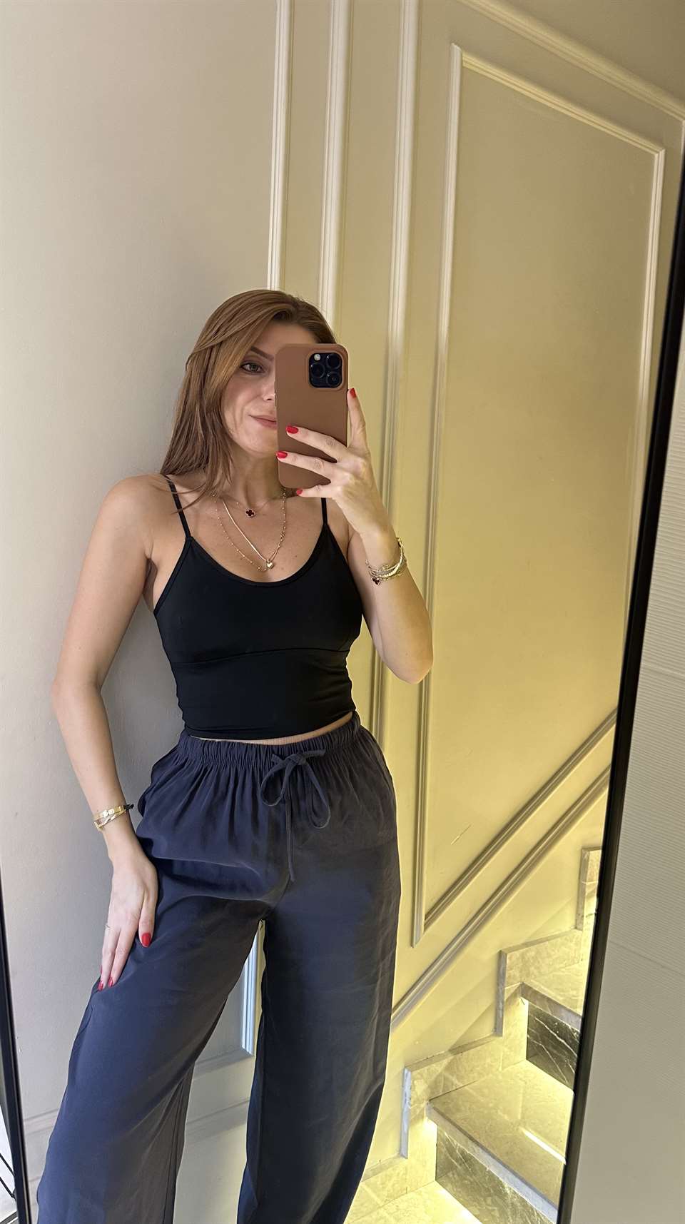 Siyah Arkası Çapraz Destekli Askılı Bluz