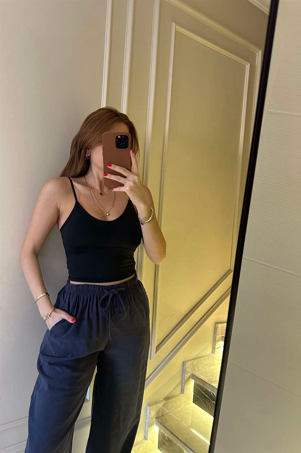 Siyah Arkası Çapraz Destekli Askılı Bluz