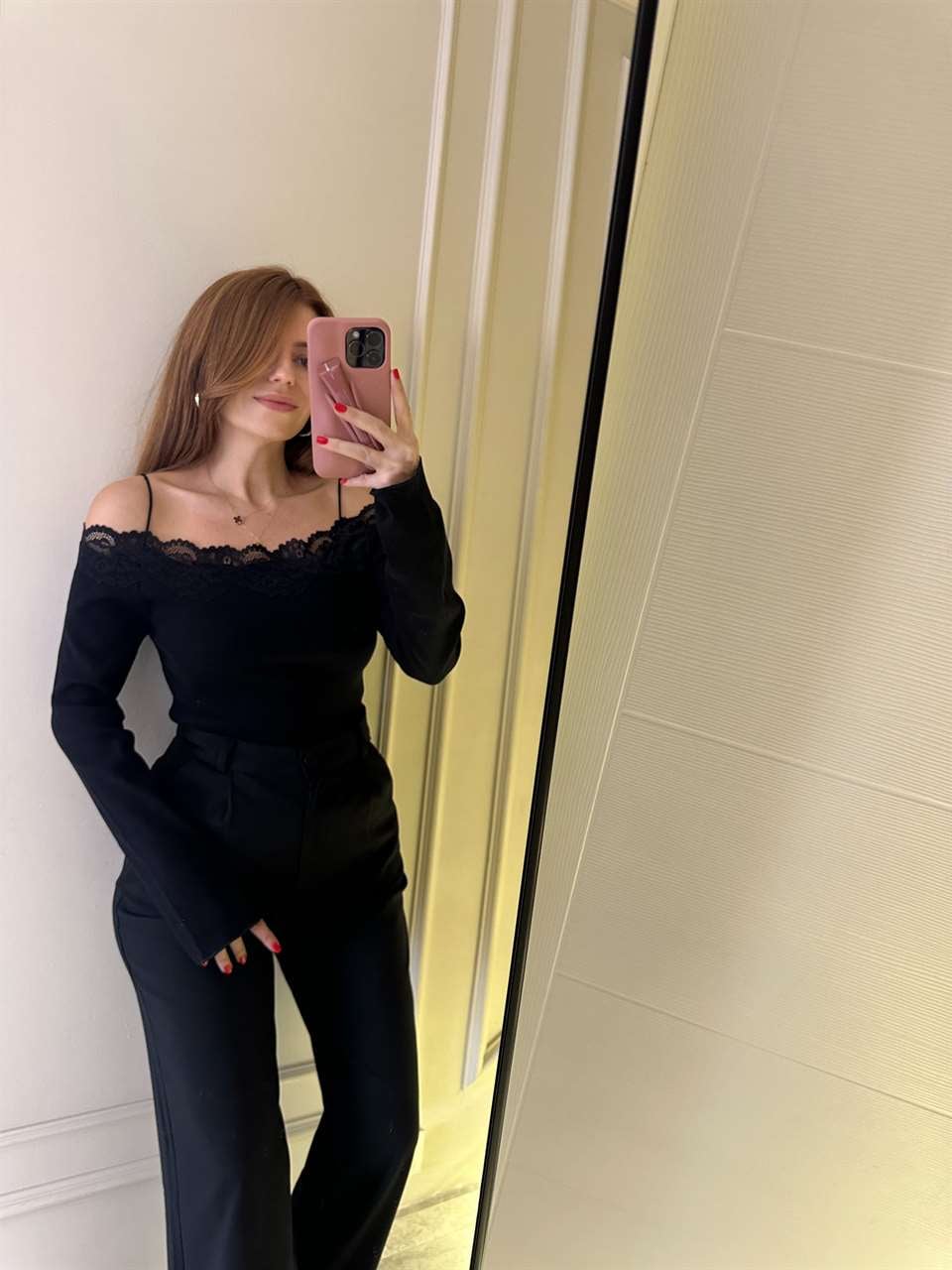 Siyah Askılı Dantel Detay Madonna Yaka Bluz