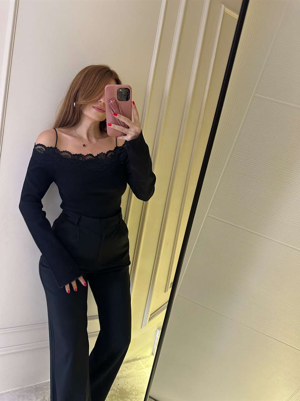 Siyah Askılı Dantel Detay Madonna Yaka Bluz