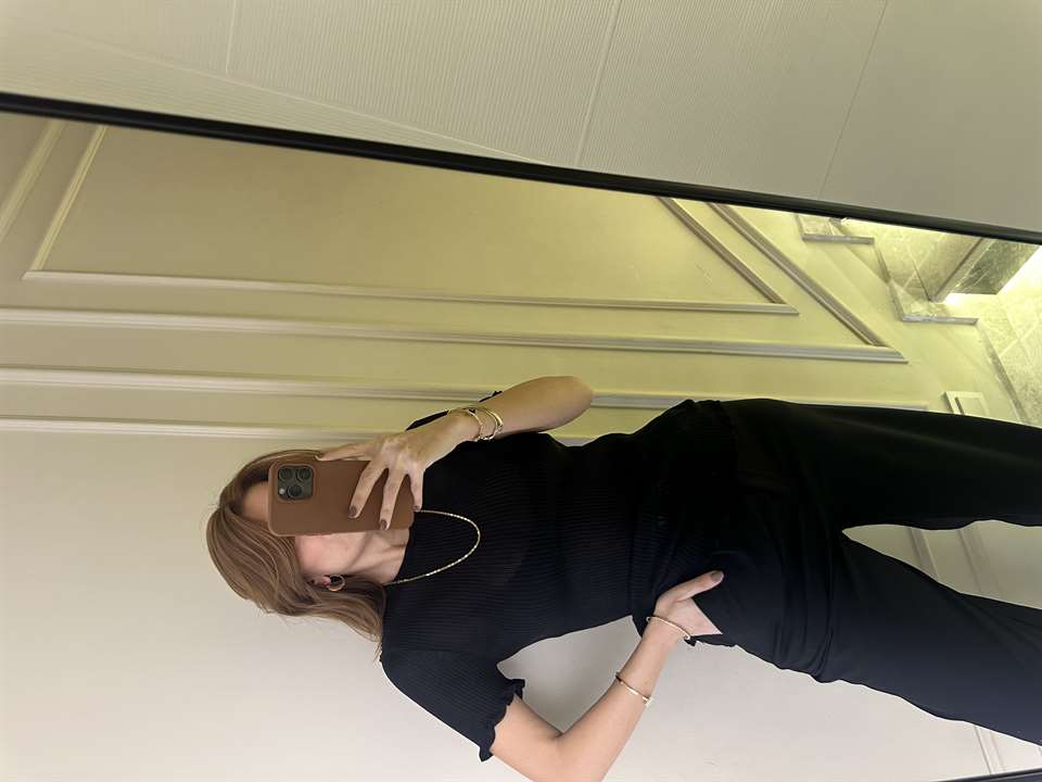 Siyah Bisiklet Yaka Fırfırlı İnce Triko Bluz