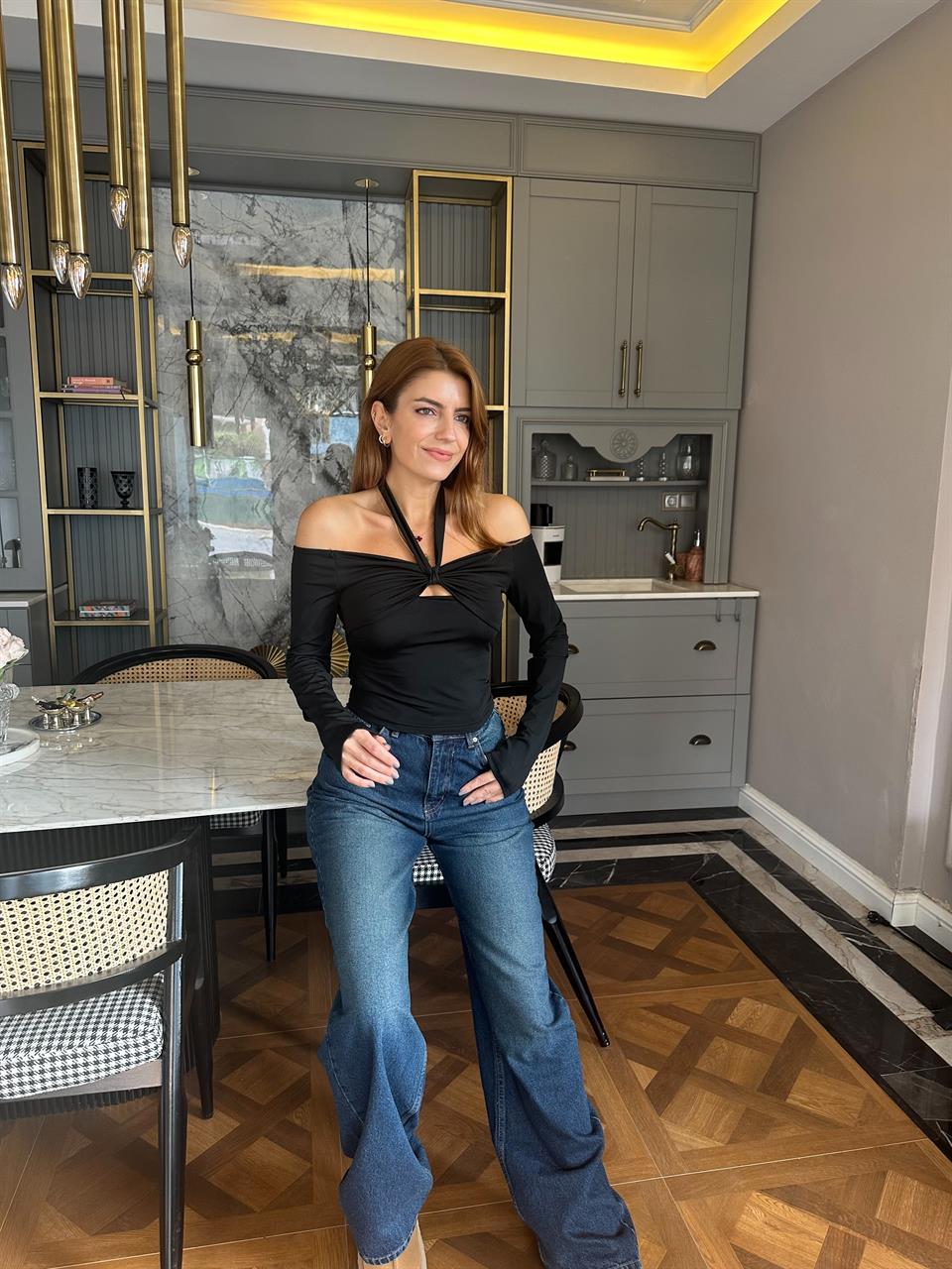 Siyah Boyundan Bağlamalı Ön Fiyonk Bluz