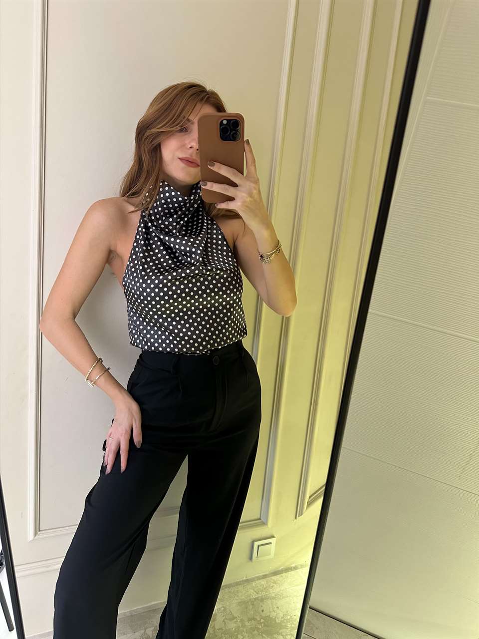 Siyah Boyundan Düğmeli Puantiye Bluz