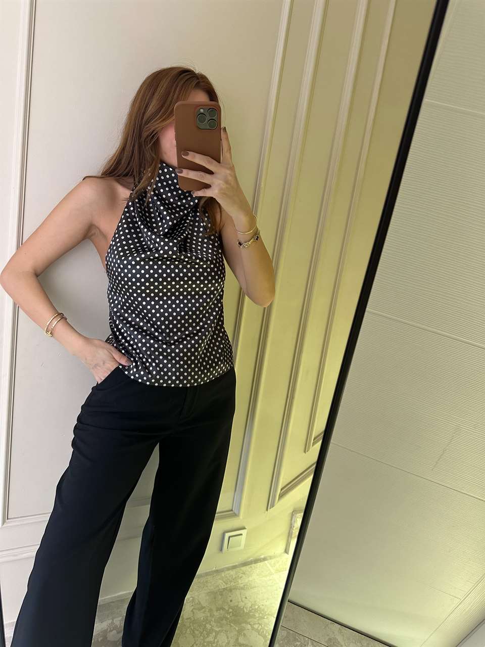 Siyah Boyundan Düğmeli Puantiye Bluz