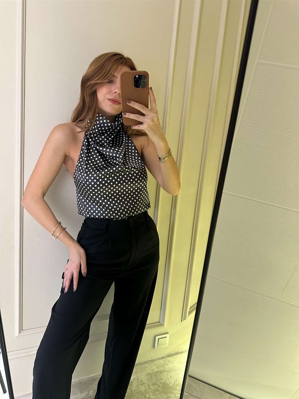 Siyah Boyundan Düğmeli Puantiye Bluz