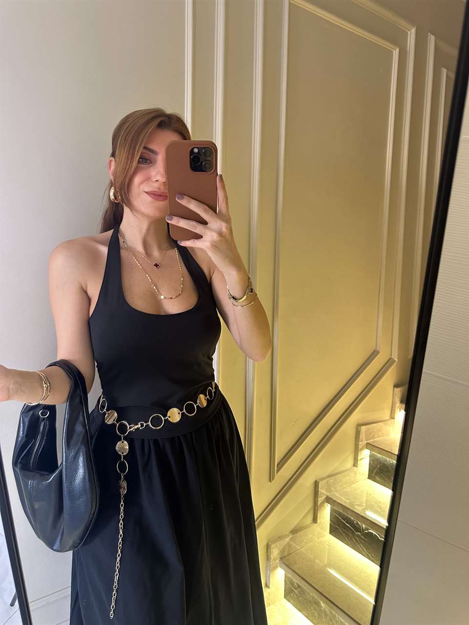 Siyah Boyundan Geçmeli Destekli Bluz