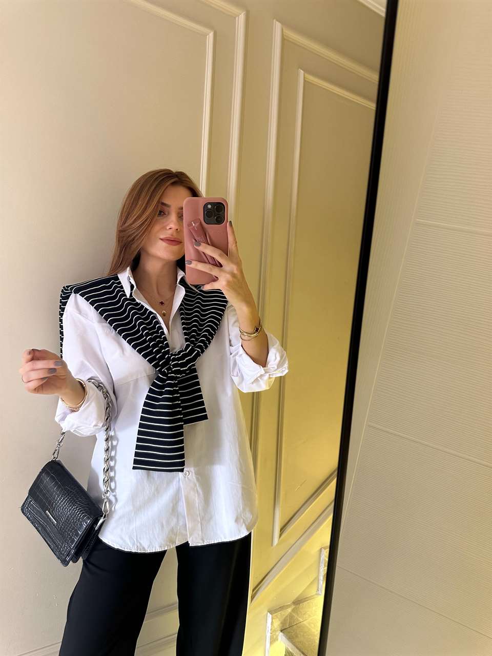 Siyah Çizgili Atkı Detay Beyaz Gömlek