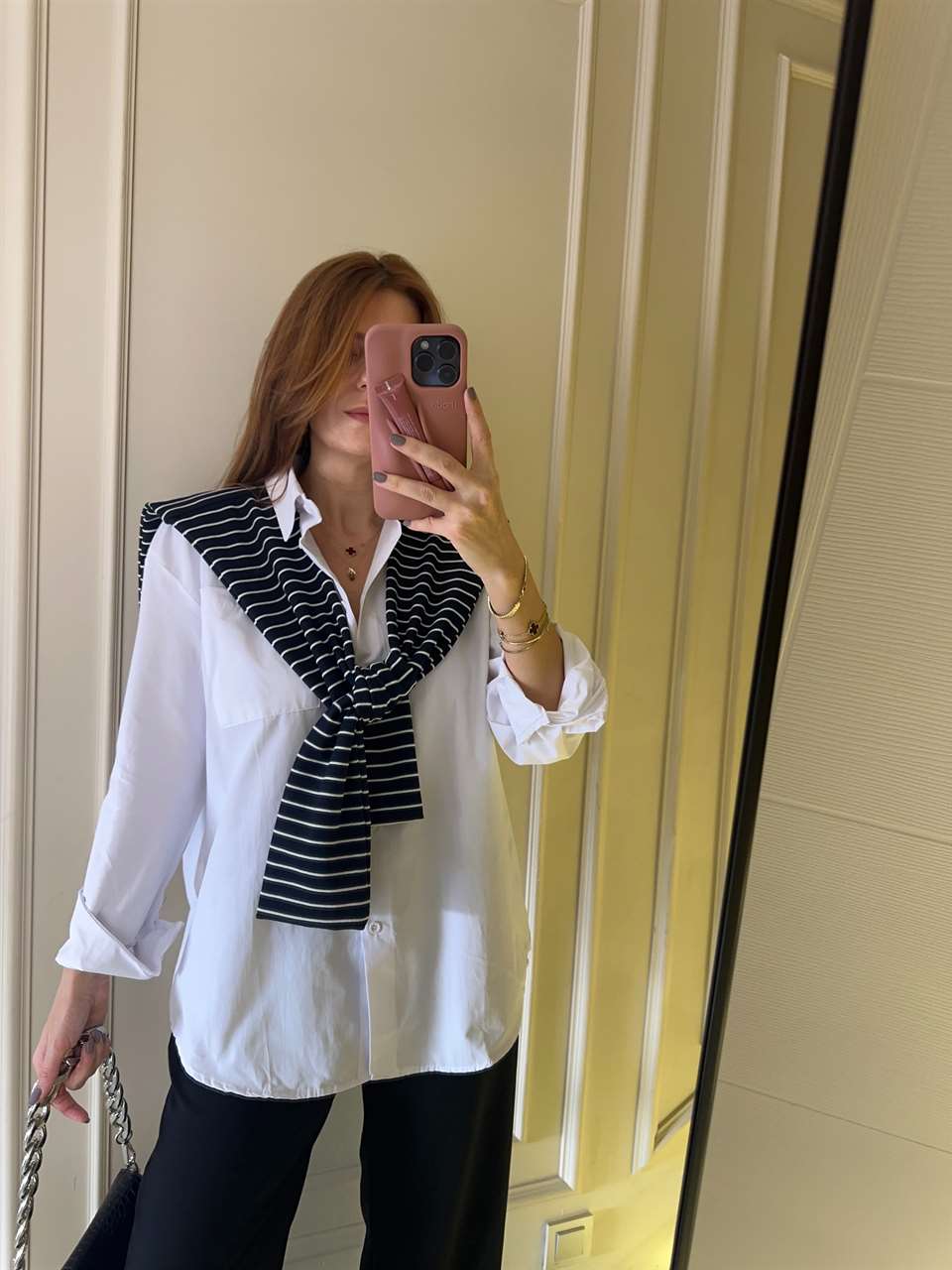 Siyah Çizgili Atkı Detay Beyaz Gömlek