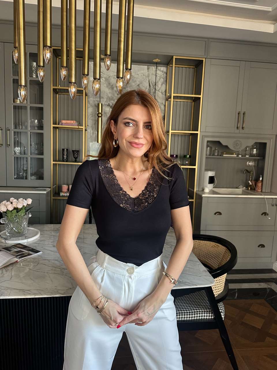 Siyah Dantel Yaka Kısa Kol Bluz