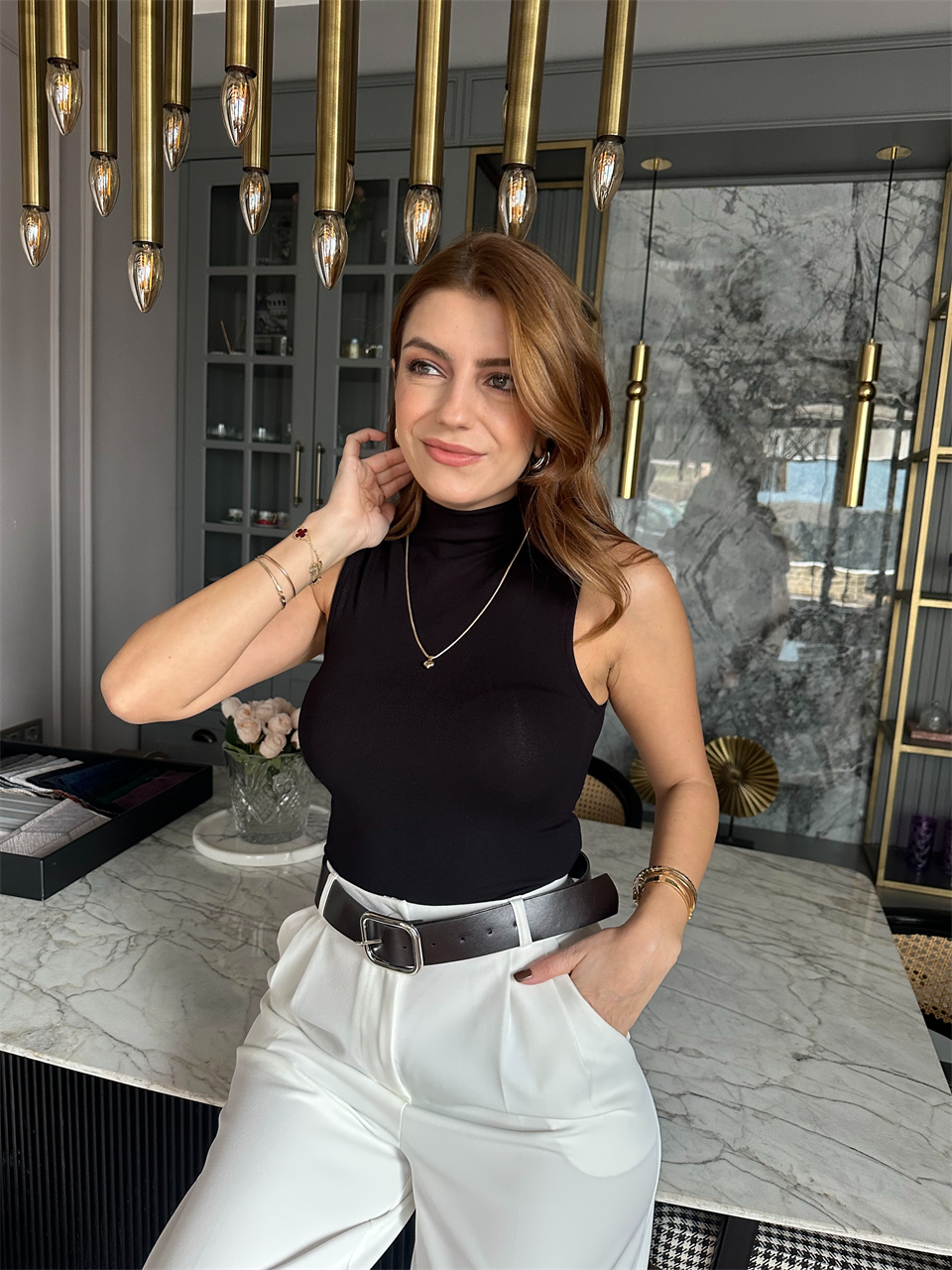 Siyah Dik Yaka Pamuk Bluz