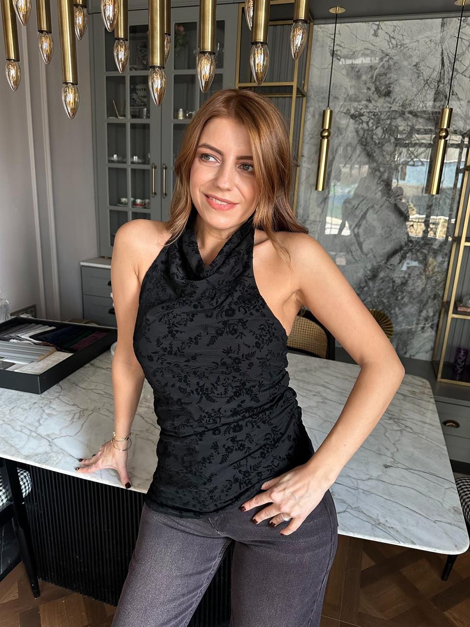 Siyah Flok Baskı Boyundan Geçmeli Bluz